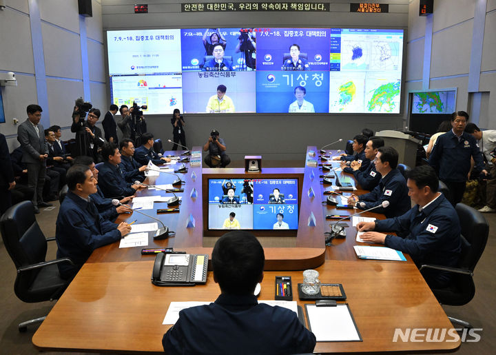 [서울=뉴시스] 국회사진기자단 = 김기현 국민의힘 대표가 18일 서울 종로구 중앙재난안전대책본부 서울상황센터를 방문해 회의를 주재하고 있다.  2023.07.18. photo@newsis.com