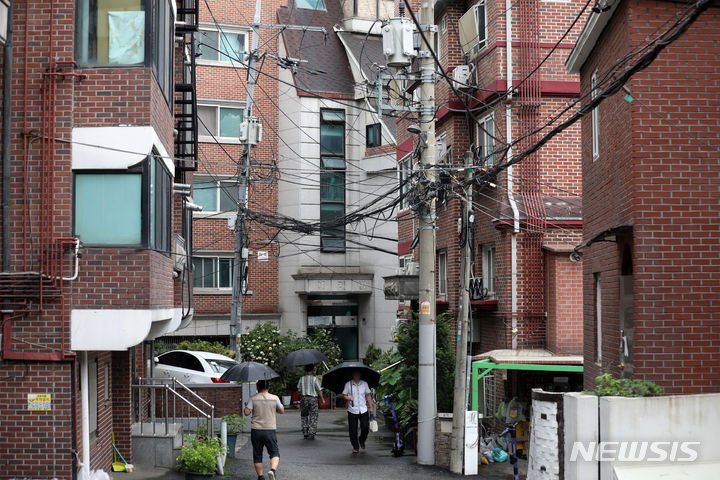 [서울=뉴시스] 김선웅 기자 = 사진은 지난해 7월18일 서울 소재 대학 인근 원룸 밀집 지역의 모습. 2023.07.18. mangusta@newsis.com