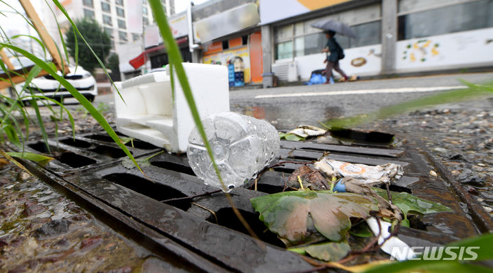 [광주=뉴시스] 변재훈 기자 = 18일 오전 광주 북구 삼각동 한 상가 앞 도로 빗물받이 주변에 생활쓰레기가 버려져 있다. 2023.07.18. wisdom21@newsis.com
