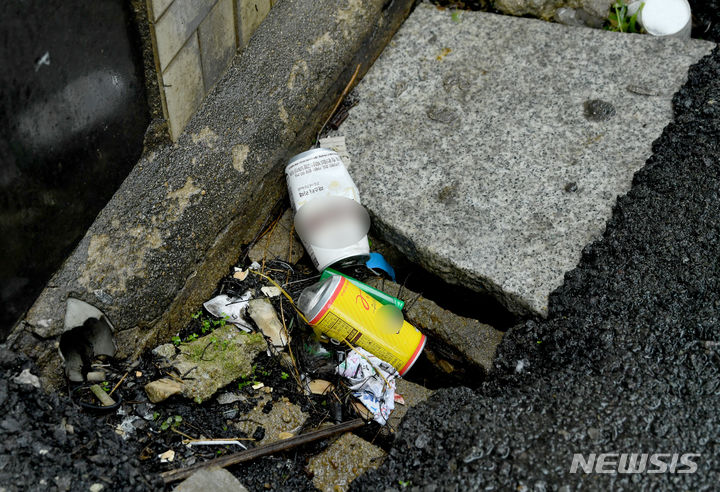 [광주=뉴시스] 김혜인 기자 = 폭우가 내리는 18일 오전 광주 남구 주월동 무등시장 인근 주택가의 한 하수구가 이물질로 덮여있다. 2023.07.18. hyein0342@newsis.com