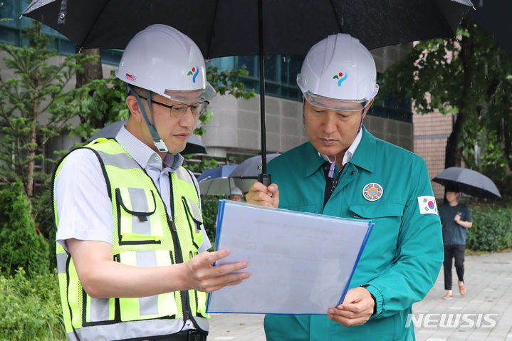 [서울=뉴시스] 권창회 기자 = 오세훈 서울시장이 18일 오후 서울 서초구 염곡동서지하차도에서 관계자로부터 지하차도 진입 차단시설 설명을 듣고 있다. 2023.07.18. kch0523@newsis.com