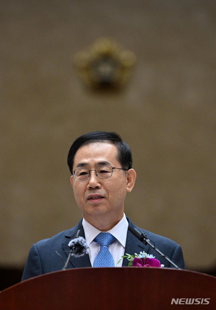 [서울=뉴시스] 검찰이 대장동 개발 사업 관계자들의 녹취록에 '그분'으로 지목돼 화천대유자산관리 대주주 김만배씨로부터 뇌물을 받았다는 의혹으로 고발된 조재연 전 대법관을 불기소 처분했다. 사진은 조 전 대법관. (사진=사진공동취재단) 2026.04.20 photo@newsis.com