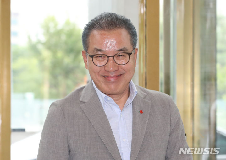 [서울=뉴시스] 황준선 기자 = 정준호 롯데쇼핑 백화점사업부 대표가 18일 오후 서울 송파구 롯데월드타워에서 열린 롯데그룹 2023 하반기 VCM(Value Creation Meeting·옛 사장단 회의)에 참석하고 있다. 2023.07.18. hwang@newsis.com