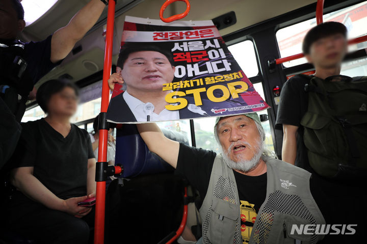 [서울=뉴시스] 김명년 기자 = 박경석 전국장애인차별철폐연대 대표와 회원들이 18일 오후 혜화동로터리에서 버스에 탑승한 후 '서울시의 전장연 탄압 중단'을 촉구하는 구호를 외치고 있다. 2023.07.18. kmn@newsis.com