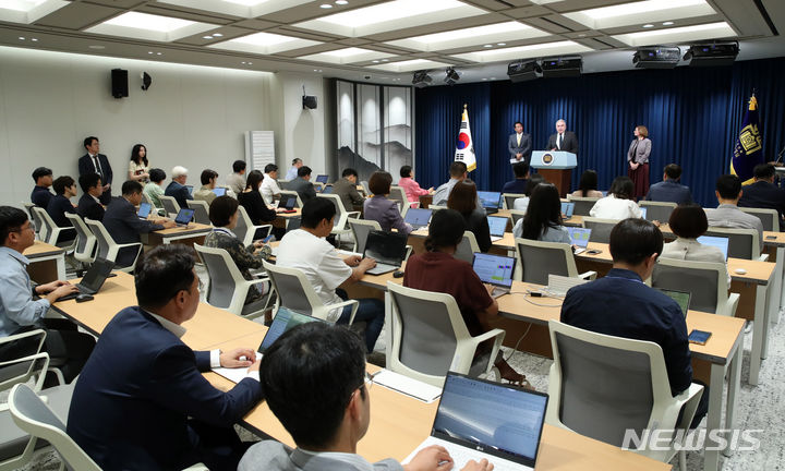 [서울=뉴시스] 전신 기자 = 김태효 국가안보실 제1차장과 커트 캠벨 국가안보회의(NSC) 인도·태평양 조정관이 18일 오후 서울 용산 대통령실 청사에서 한미 핵협의그룹 출범회의 관련 공동기자회견을 하고 있다. 2023.07.18. photo1006@newsis.com