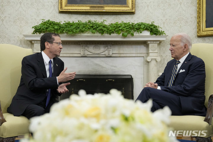 [워싱턴=AP/뉴시스] 조 바이든 대통령 미국 대통령과 이츠하크 헤르초그 이스라엘 대통령이 18일(현지 시간) 백악관에서 만났다. 사진은 바이든 대통령(오른쪽)이 18일 백악관 집무실에서 헤르초그 대통령과 회담하는 모습. 2023.07.19.