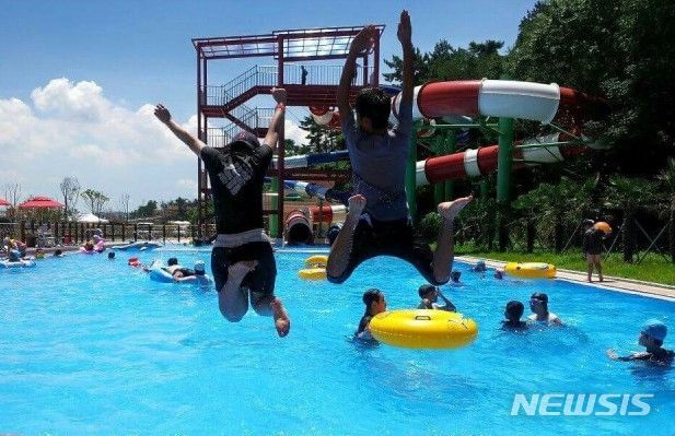 [하동=뉴시스] 차용현 기자 =경남 하동군 금남면 소재 대도 파라다이스 워터파크가 오는 21일 개장한다. 사진은 워터파크 모습.2023.07.19.(사진=하동군 제공)photo@newsis.com