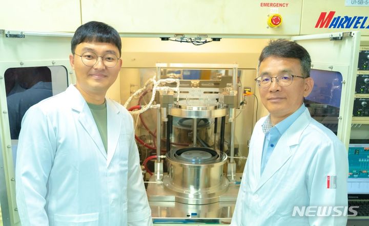 [광주=뉴시스] 지스트 곽희민 박사과정 이동선 교수(왼쪽부터)