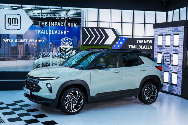 [서울=뉴시스] 쉐보레가 소형 스포츠유틸리티차량(SUV) 트레일블레이저의 부분변경 모델 '더 뉴 트레일블레이저'를 19일 국내 출시하고 판매에 돌입했다. (사진=한국GM 제공) 2023.07.19 photo@newsis.com *재판매 및 DB 금지