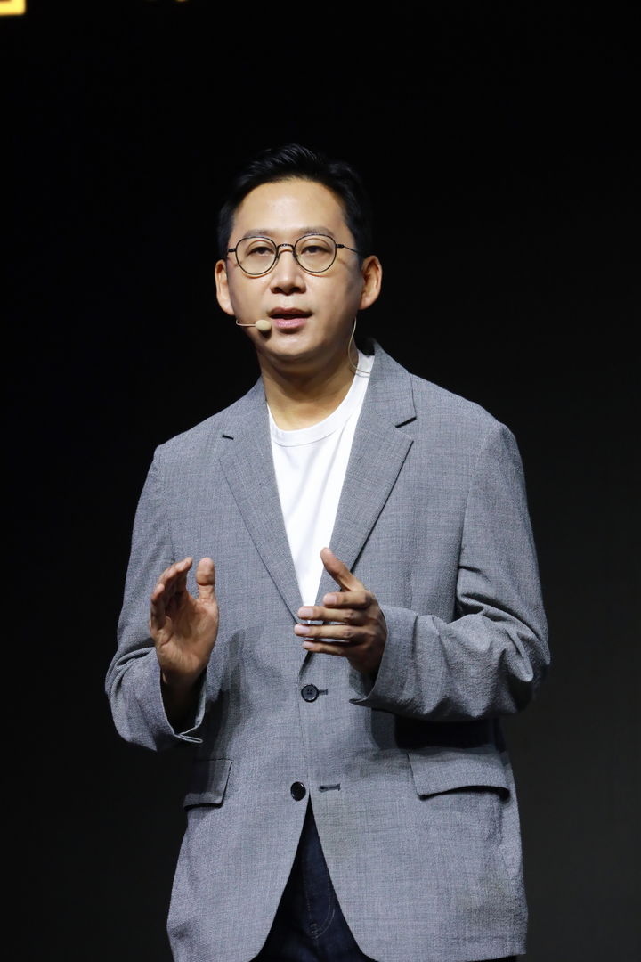 [서울=뉴시스]배경훈 LG AI연구원 원장은 19일&nbsp; 서울 강서구 마곡 LG사이언스파크 컨버전스홀에 기자 200여명을 초청, 'LG AI 토크 콘서트 2023'을 열고, 초거대 멀티모달(Multimodal) AI '엑사원(EXAONE) 2.0'을 공개했다. (사진=LG 제공) photo@newsis.com *재판매 및 DB 금지