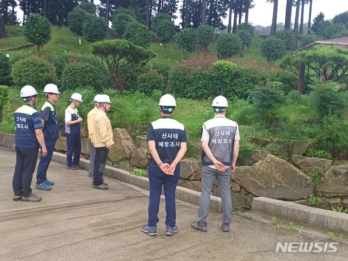 [광주=뉴시스]손철호 산림조합 광주전남본부장과 설재경 조합장 및 산림조합 직원들이 현장 점검을 하고 있다.