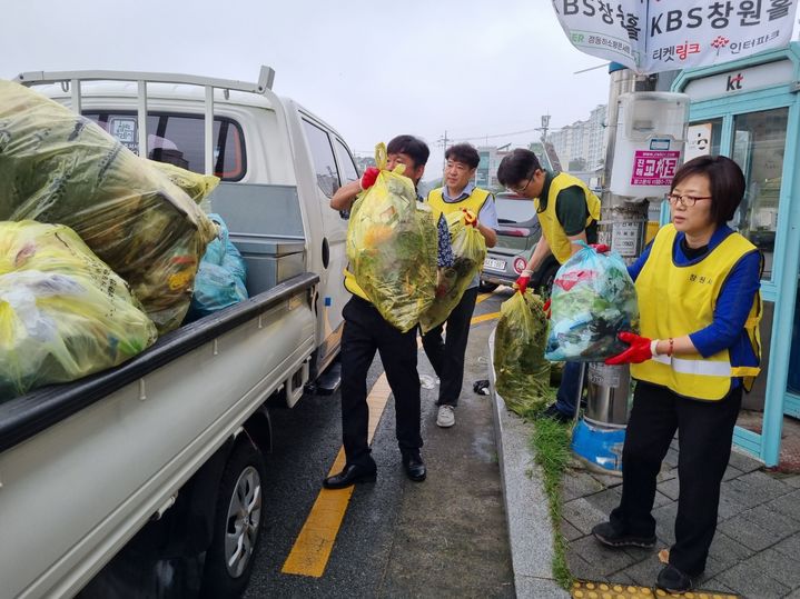 [창원=뉴시스] 강경국 기자 = 경남 창원시 생활쓰레기 수거업체 파업으로 쓰레기 수거 지연 사태가 발생하면서 자원순환과 직원들이 수거 지연이 심각한 지역에 투입돼 쓰레기를 수거하고 있다. (사진=창원시청 제공). 2023.07.19. photo@newsis.com *재판매 및 DB 금지