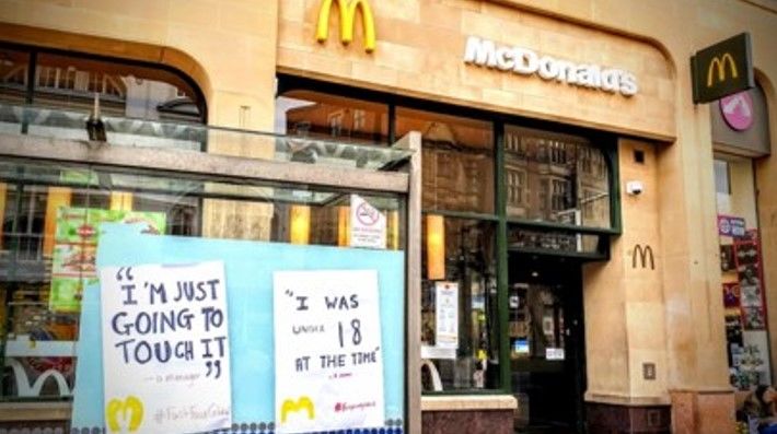 [서울=뉴시스] 세계적인 패스드푸드 프랜차이즈 맥도날드가 전현직 직원들이 겪은 괴롭힘 피해에 대한 사과문을 발표했다고 18일(현지 시간) 영국 BBC는 전했다. 사진은 피해 내용이 담긴 포스터가 부착되어 있는 영국의 한 맥도날드 매장 앞. (사진=트위터 갈무리) 2023.07.19. *재판매 및 DB 금지