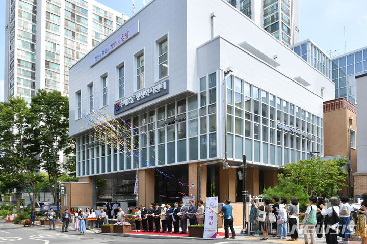 [성남=뉴시스] 경기 성남시 수내2동 행정복지센터에서 신청사 개청식이 열렸다.