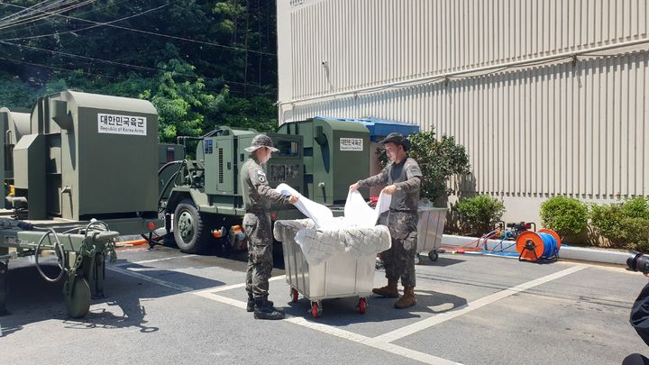 육군 제32사단 소속 군인들이 충남권에 내린 집중호우 피해 복구를 위해 작업을 벌이고 있다.(사진=제32사단 제공) *재판매 및 DB 금지