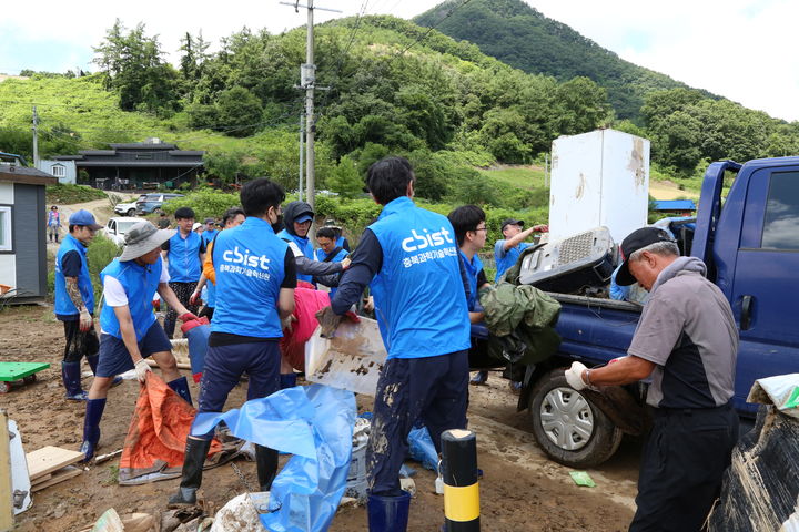 [청주=뉴시스] 안성수 기자 = 19일 충북바이오산학융합원 임직원 30여명이 집중호우 피해를 입은 충북 청주시 오송읍 침수 주택에서 복구에 힘을 보태고 있다. (사진=충북도 제공) 2023.7.19. photo@newsis.com *재판매 및 DB 금지