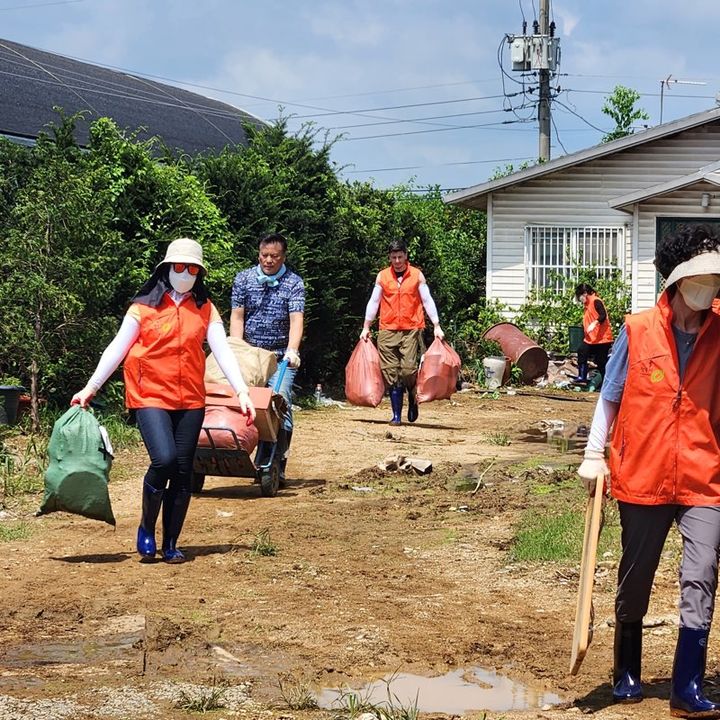 [청주=뉴시스] 안성수 기자 = 19일 아키바 토르 주한이스라엘 대사를 비롯한 12여명의 대사관 직원들이 집중호우 피해를 입은 충북 청주시 오송읍 침수 주택에서 복구에 힘을 보태고 있다. (사진=충북도 제공) 2023.7.19. photo@newsis.com  *재판매 및 DB 금지