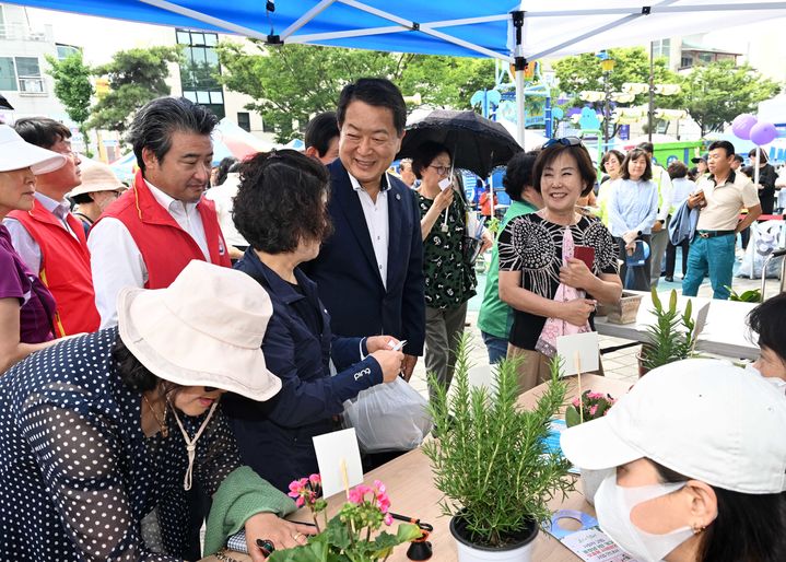 [울산=뉴시스]울산 남구 베스트 행정서비스의 날 행사장에서 주민들과 대화하는 서동욱 남구청장. (사진=울산 남구 제공) photo@newsis.com *재판매 및 DB 금지