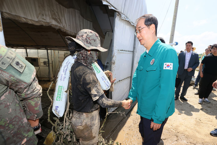 [세종=뉴시스] 강종민 기자 = 한덕수 국무총리는 20일  "복구현장에 가보니 군과 경찰의 고생이 큰 상황"이라며 "안전관리, 충분한 휴식 등에 신경써달라"고 강조했다. 사진은 지난 19일 집중호우 피해를 입어 특별재난지역으로 지정된 충남 청양군 청남면 인양리를 방문, 복구작업을 벌이던 장병을 격려하는 한 총리. (사진=총리실 제공) 2023.07.19. photo@newsis.com *재판매 및 DB 금지