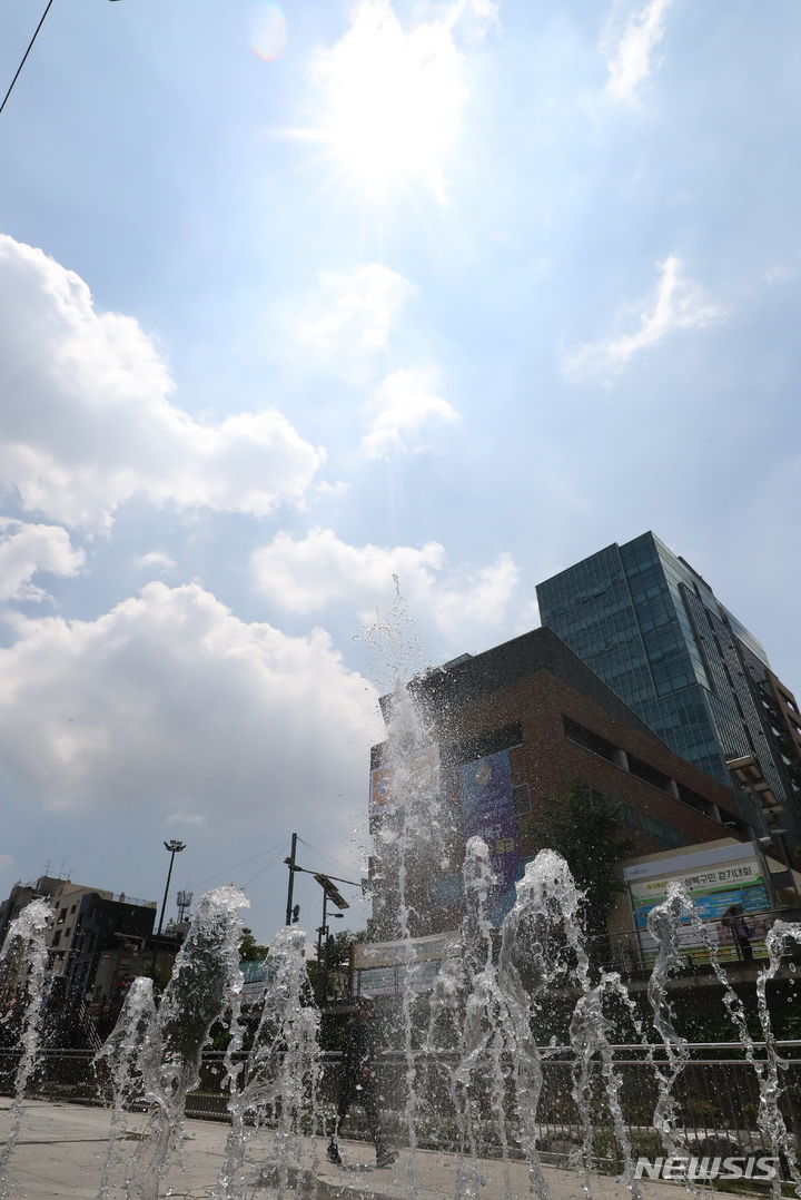 [서울=뉴시스] 최진석 기자 = 서울을 비롯한 전국 대부분 지역에 폭염주의보가 내려진 19일 서울 성북구 바람마당 인근에서 시민이 분수 옆을 지나고 있다. 기상청은 이번 폭염특보가 전국 대부분 지역에 모레(21일)까지 지속되겠고, 일부 지역에서는 폭염경보로 강화되는 곳도 있겠다고 밝혔다. 2023.07.19. myjs@newsis.com
