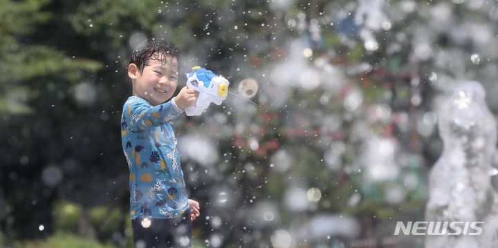 [서울=뉴시스] 조수정 기자 = 연일 내리던 비가 그치고 낮 최고기온 33도의 무더운 날씨를 보인 19일 서울 강북구 북서울꿈의숲 분수 물놀이장에서 어린이가 물놀이를 하고 있다. 2023.07.19. chocrystal@newsis.com