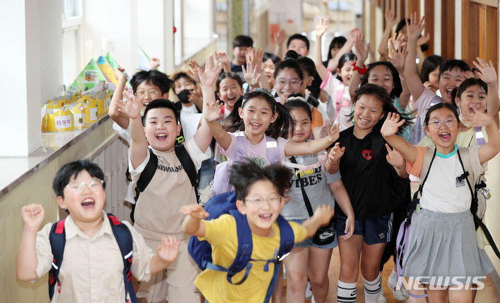 [부산=뉴시스] 하경민 기자 = ﻿﻿코로나19 방역 해제 이후 맞는 첫 여름방학 마스크를 벗은 아이들이 킥보드나 자전거, 미끄럼틀 등을 타다가 치아에 외상을 입을 우려가 있어 주의해야 한다. 여름방학식이 열린 지난 19일 부산 북구 명진초등학교 4학년 2반 학생들이 밝은 표정으로 귀가하고 있다. 부산지역 초등학교 대부분은 이번 주부터 8월 말까지 여름방학에 들어간다. 2023.07.19. yulnetphoto@newsis.com