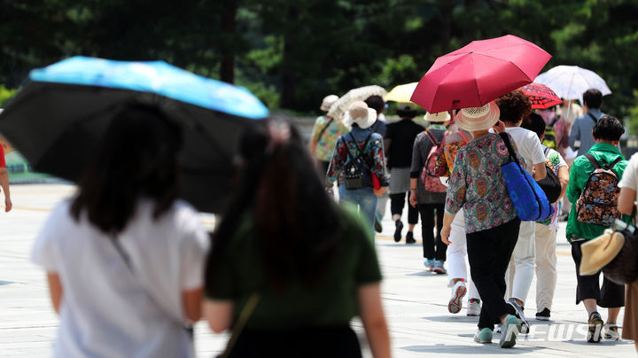 [서울=뉴시스] 김명년 기자 = 서울 등 전국에 폭염주의보가 내려진 19일 오후 서울 용산구 국립중앙박물관에서 시민들이 양산을 쓰고 이동하고 있다. 2023.07.19. kmn@newsis.com