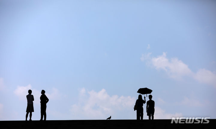 [서울=뉴시스] 김선웅 기자 = 장맛비가 소강상태를 보이고 폭염주의보가 발효된 19일 서울 용산구 용산동6가에서 바라본 하늘 위로 뭉게구름이 떠있다. 2023.07.19. mangusta@newsis.com