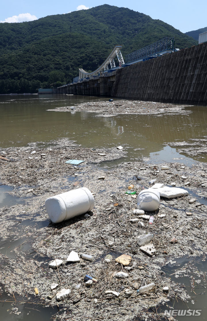 [남양주=뉴시스] 고승민 기자 = 서울 및 수도권 지역에 호우가 멈추고 맑은 날씨를 보인 19일 경기 남양주 팔당댐 팔당수력발전소 인근에 대체로 적은 양의 쓰레기 등 부유물이 떠 있다. 발전소 관계자에 따르면 이는 단기간 큰 호우량에 따라 물 방류량이 늘어 불가피하게 부유물도 내려갔기 때문이다. 이곳에서 내려간 부유물은 담당 기관들이 분산 작업을 통해 수거한다. 2023.07.19. kkssmm99@newsis.com