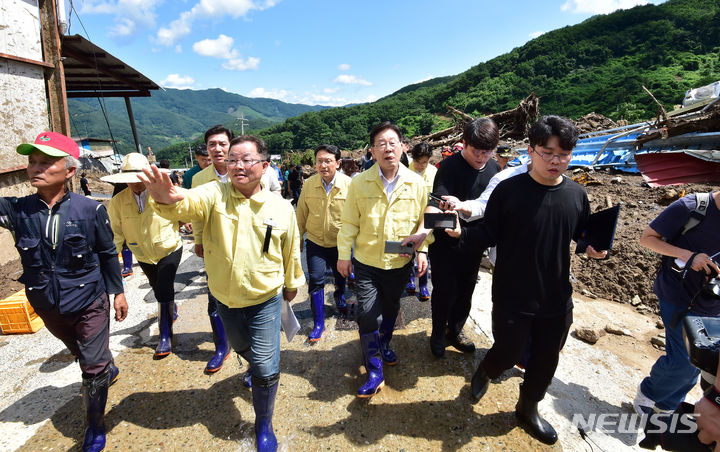 [예천=뉴시스] 이무열 기자 = 이재명 더불어민주당 대표가 19일 오후 집중호우로 산사태 피해를 본 경북 예천군 효자면 백석리를 찾아 피해 현장을 둘러보고 있다. 2023.07.19. lmy@newsis.com