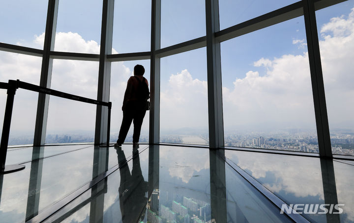 [서울=뉴시스] 황준선 기자 = 지난해 7월19일 오후 서울 송파구 롯데월드타워 서울스카이에서 바라본 하늘. 2023.07.19. hwang@newsis.com