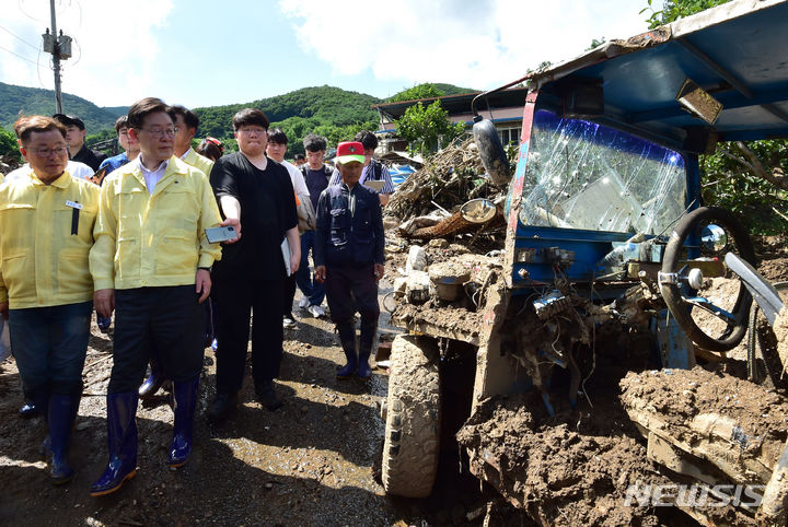 [예천=뉴시스] 이무열 기자 = 이재명 더불어민주당 대표가 19일 오후 집중호우로 산사태 피해를 본 경북 예천군 효자면 백석리를 찾아 피해 현장을 둘러보고 있다. 2023.07.19. lmy@newsis.com