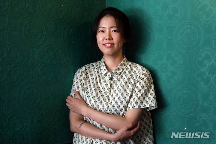 [서울=뉴시스] 박진희 기자 = 임솔아 작가가 지난 19일 서울 마포구 한 카페에서 인터뷰를 마치고 사진촬영을 하고 있다. 임 작가는 최근 소설 '짐승처럼'을 출간했다. 2023.07.22. pak7130@newsis.com