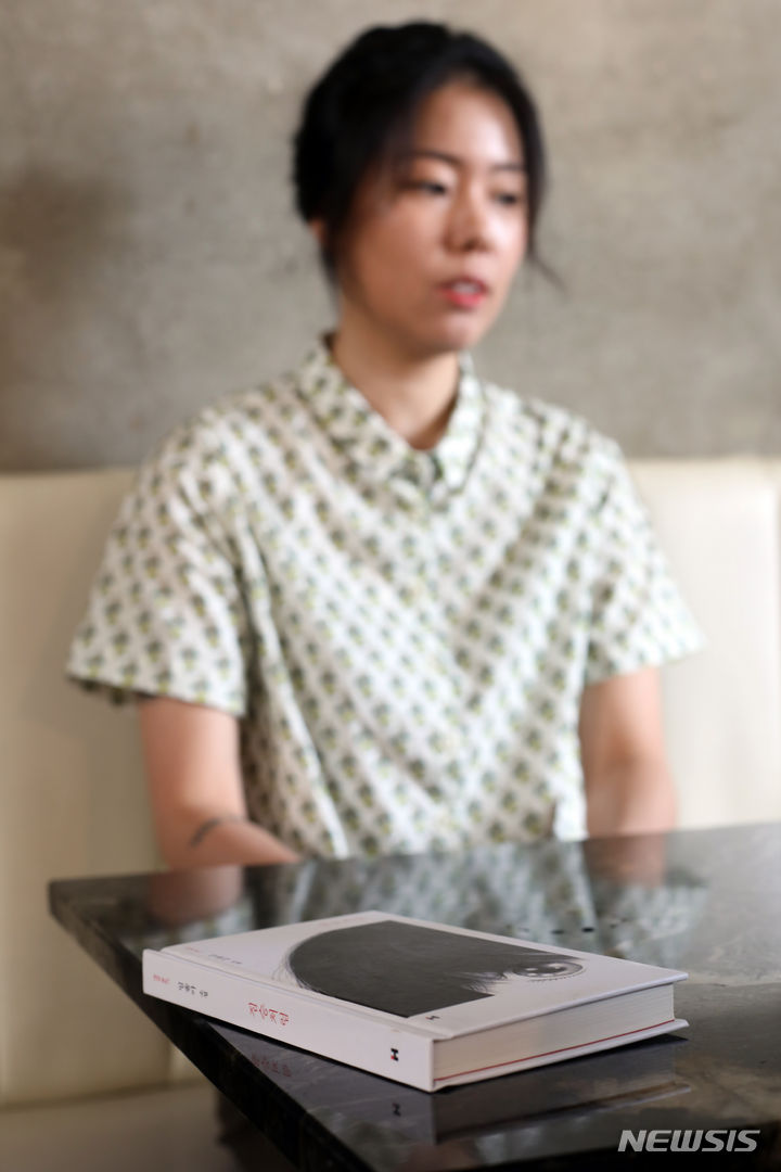 [서울=뉴시스] 박진희 기자 = 임솔아 작가가 지난 19일 서울 마포구 한 카페에서 인터뷰를 하고 있다. 임 작가는 최근 소설 '짐승처럼'을 출간했다. 2023.07.22. pak7130@newsis.com