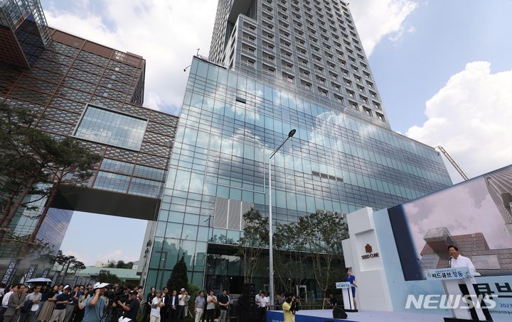 [서울=뉴시스] 조수정 기자 = 오세훈 서울시장이 19일 서울 도봉구 공공지원 민간임대주택 '씨드큐브 창동'에서 열린 준공식에서 인사말 하고 있다. 2023.07.19. chocrystal@newsis.com