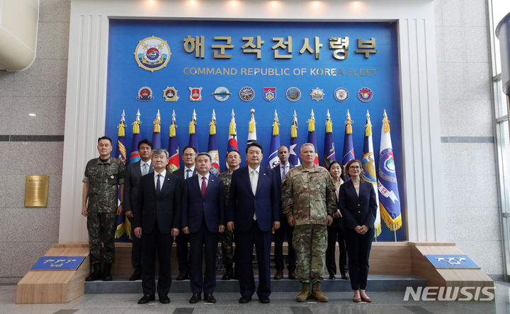 [부산=뉴시스] 홍효식 기자 = 윤석열 대통령이 19일 오후 부산 남구 해군작전사령부를 방문해 기념촬영하고 있다. 앞줄 왼쪽부터 조태용 국가안보실장, 이종섭 국방부 장관, 윤 대통령, 폴 라카메라 한미연합군사령관, 카라 아베크롬비 미국 국가안전보장회의(NSC) 국방·군축 정책 조정관. 2023.07.19. yesphoto@newsis.com