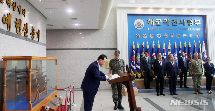 [부산=뉴시스] 홍효식 기자 = 윤석열 대통령이 19일 오후 부산 남구 해군작전사령부에서 방명록을 작성하고 있다. 2023.07.19. yesphoto@newsis.com