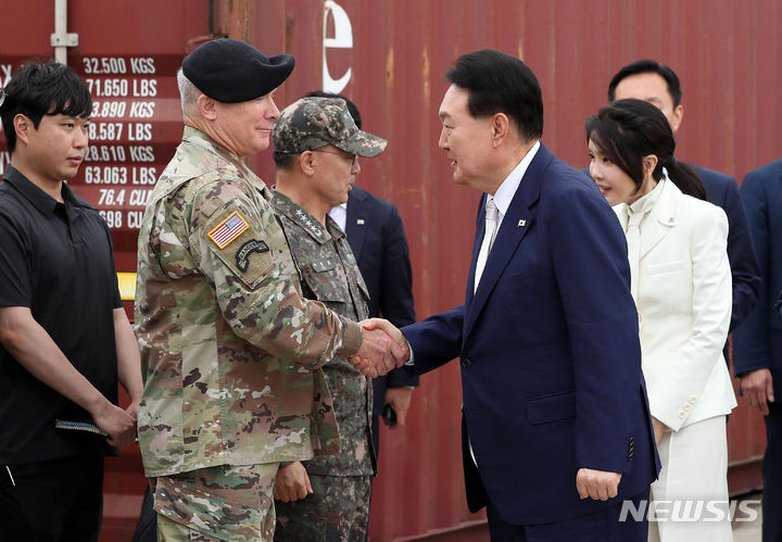 [부산=뉴시스] 홍효식 기자 = 윤석열 대통령이 19일 오후 부산 남구 해군작전사령부 부산작전기지를 방문해 폴 라카메라 한미연합군사령관과 인사하고 있다. 2023.07.19. yesphoto@newsis.com