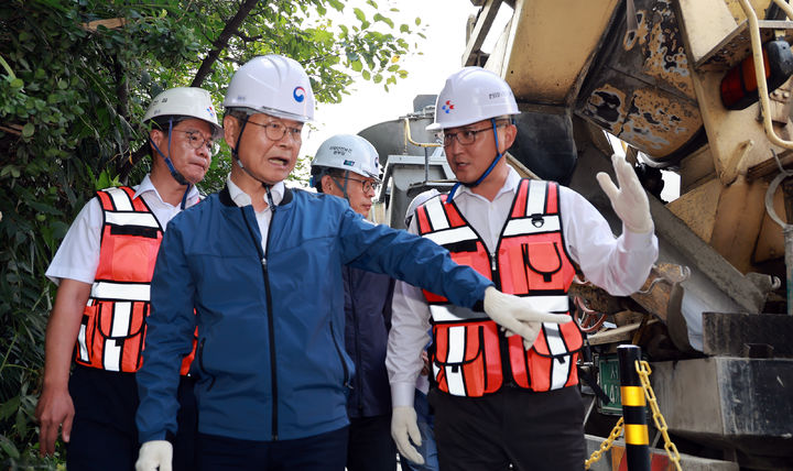 [서울=뉴시스] 김근수 기자 = 이정식 고용노동부 장관이 지난 7월 19일 오후 서울 강남구의 한 콘크리트 제조업체를 방문해 집중호우 위험요인 관리 상황점검을 하고 있다. (사진= 고용노동부 제공) 2023.07.19. photo@newsis.com *재판매 및 DB 금지