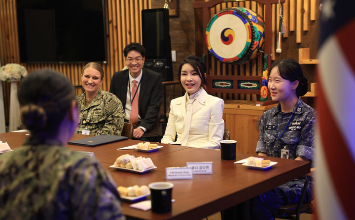 [서울=뉴시스] 전신 기자 = 윤석열 대통령 부인 김건희 여사가 19일 부산 해군작전사령부 '네이비 클럽'에서 한미 여군 장병들과 만나 환담을 하고 있다. (사진=대통령실 제공) 2023.07.19. photo@newsis.com *재판매 및 DB 금지