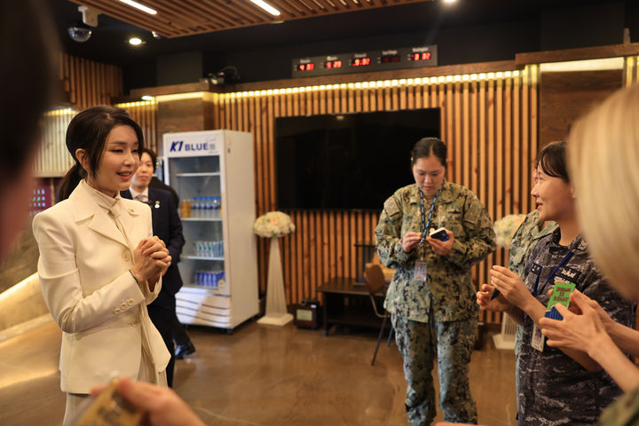 [서울=뉴시스] 전신 기자 = 윤석열 대통령 부인 김건희 여사가 19일 부산 해군작전사령부 네이비 클럽에서 한미 여군 장병들과 만나 환담을 마친 뒤 부산엑스포 유치 기원 키링을 선물하고 있다. (사진=대통령실 제공) 2023.07.19. photo@newsis.com *재판매 및 DB 금지