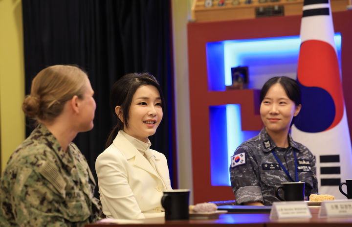 [서울=뉴시스] 전신 기자 = 윤석열 대통령 부인 김건희 여사가 19일 부산 해군작전사령부 '네이비 클럽'에서 한미 여군 장병들과 만나 환담을 하고 있다. (사진=대통령실 제공) 2023.07.19. photo@newsis.com *재판매 및 DB 금지