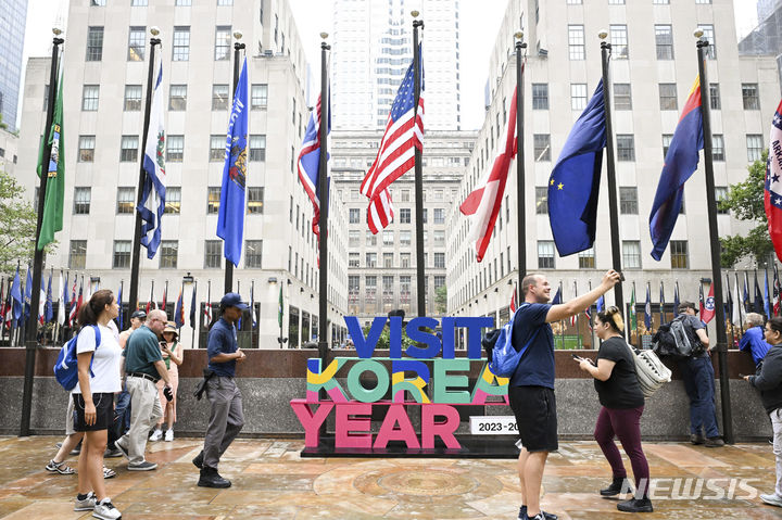 [뉴욕=AP/뉴시스] 지난 7월19일(현지시각) 미국 뉴욕 맨해튼 일대에서 록펠러센터와 한국관광공사가 개최한 'K-관광 로드쇼'가 열려 방문객들이 모여들고 있다. 2023.07.20.