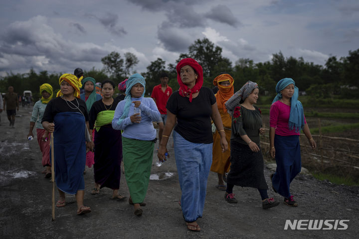 [임팔(인도)=AP/뉴시스]인도 북부 마니푸르주 주도 임팔에서 지난 6월22일 힌두교 다수파인 메이테이족으로 구성된 자경단 여성 대원들이 종족 분쟁이 일어난 현장으로 향하고 있다. 지난 5월부터 종족 분쟁이 계속되고 있는 마니푸르주에서 여성 2명이 폭도들에 의해 발가벌거져 나체로 거리를 행진하는 모습을 담은 동영상이 공개돼 인도에서 분노를 촉발시켰다고 BBC가 20일 보도했다. 2023.07.20.
