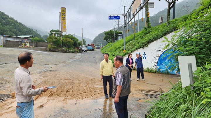 [거제=뉴시스] 신정철 기자= 거제시의회(의장 윤부원)는 지난 19일, 집중호우로 지역 곳곳에서 도로 유실과 산사태, 침수 등 큰 피해가 발생한데 대해 현장을 둘러보고 지역 주민들의 안전을 확인했다.사진은 송정6길 지하차도 침수현장을 점검하는 모습.(사진=거제시의회 제공).2023.07.20. photo@newsis.com *재판매 및 DB 금지