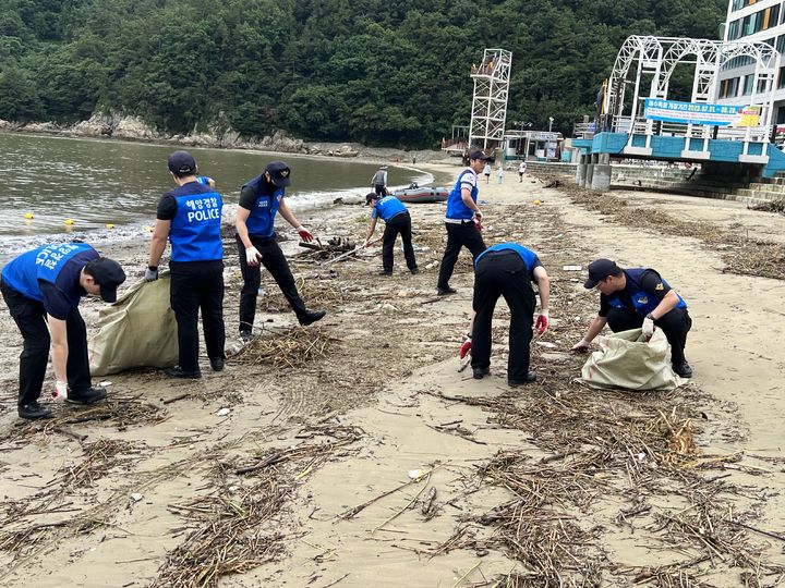 [거제=뉴시스] 신정철 기자= 통영해양경찰서(서장 주용현)는 지난 19일, 거제시 옥포동 소재 덕포해수욕장을 방문하여 해양쓰레기 수거 봉사활동을 벌이고 있다.(사진=통영해경 제공).2023.07.20. photo@newsis.com *재판매 및 DB 금지