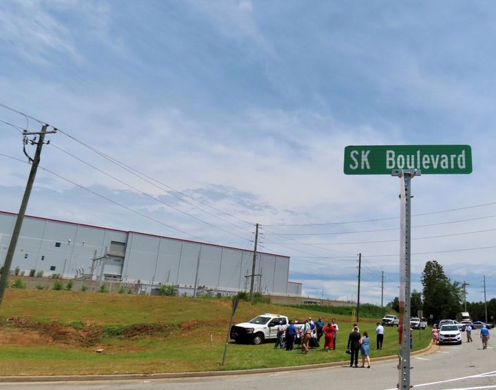 [서울=뉴시스] 미국 조지아주 잭슨카운티 커머스시의 ‘SK 블러바드’ 표지판.(사진=SK온) 2023.7.20 photo@newsis.com *재판매 및 DB 금지