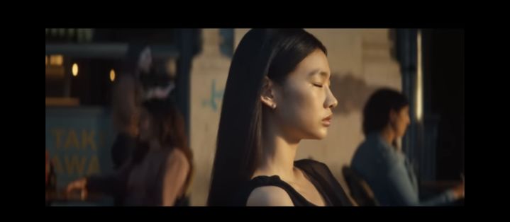 [서울=뉴시스] 뉴진스 '쿨 위드 유' 뮤직비디오 중 정호연. 2023.07.20. (사진 = 어도어 제공) photo@newsis.com *재판매 및 DB 금지