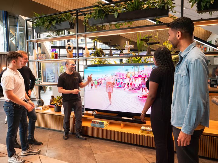 [서울=뉴시스] 삼성전자 모델이 영국 런던에 위치한 삼성 브랜드 쇼케이스 '삼성 킹스크로스(Samsung KX)'에 전시된 Neo QLED 8K를 통해 신작 영화 예고편을 선보이고 있다. (사진=삼성전자) 2023.07.20. photo@newsis.com&nbsp; *재판매 및 DB 금지