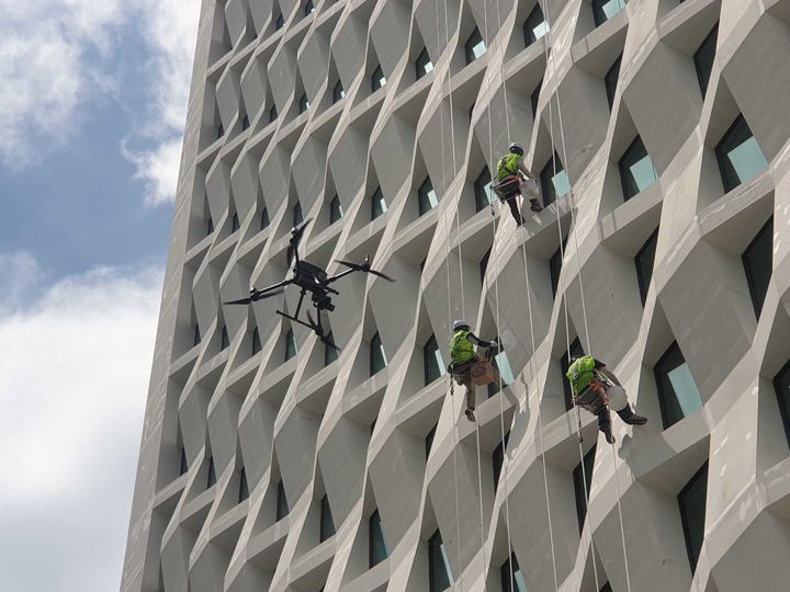 뷰메진의 드론이 서울에 위치한 한 건물에서 안전진단을 진행하고 있다. (사진=뷰메진). *재판매 및 DB 금지